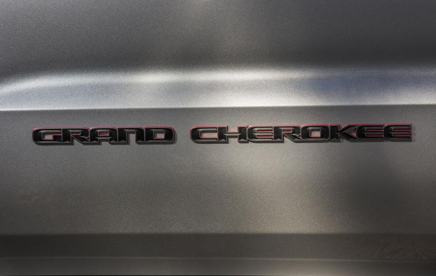 Логотип Jeep Grand Cherokee Trailhawk (WK2) 2016 года  (фото 2 из 40)